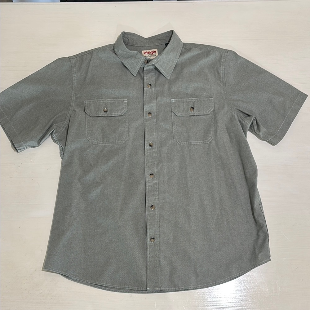 Wrangler Authentics chambray green work shirt. Men XL. Like new condition. Nice!